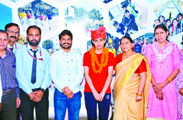 Photo Gallery: -  मेहनत रंग लाई- सम्मान पाकर खिल उठे छात्र-छात्राओं के चेहरे