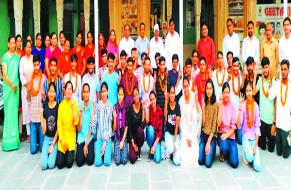 Photo Gallery: -  मेहनत रंग लाई- सम्मान पाकर खिल उठे छात्र-छात्राओं के चेहरे