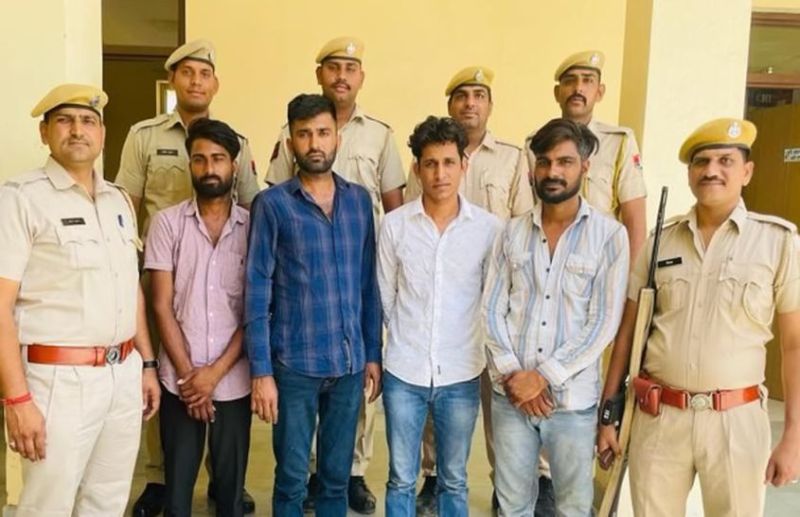 अफीम तस्करों ने की पुलिस को गच्चा देने की कोशिश, धरे गए