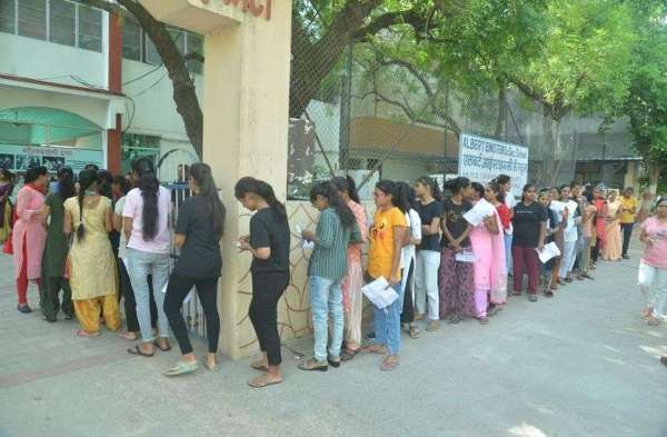 पीटीईटी-2023: सुबह 10 बजे प्रवेश बंद, देरी से पहुंचने कई अभ्यर्थी रहे परीक्षा से वंचित