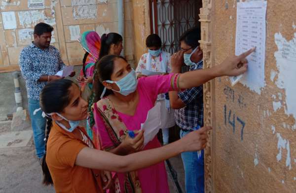 परीक्षा से पहले युवतियां