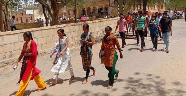 परीक्षा देकर लौटते अभ्यर्थी