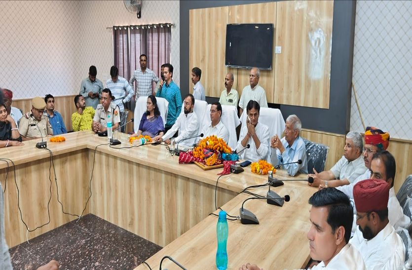 विशेषाधिकारी फंसे दो शहरों के भंवर में