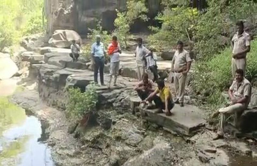 मेनाल के झरने पर मिली मौत
