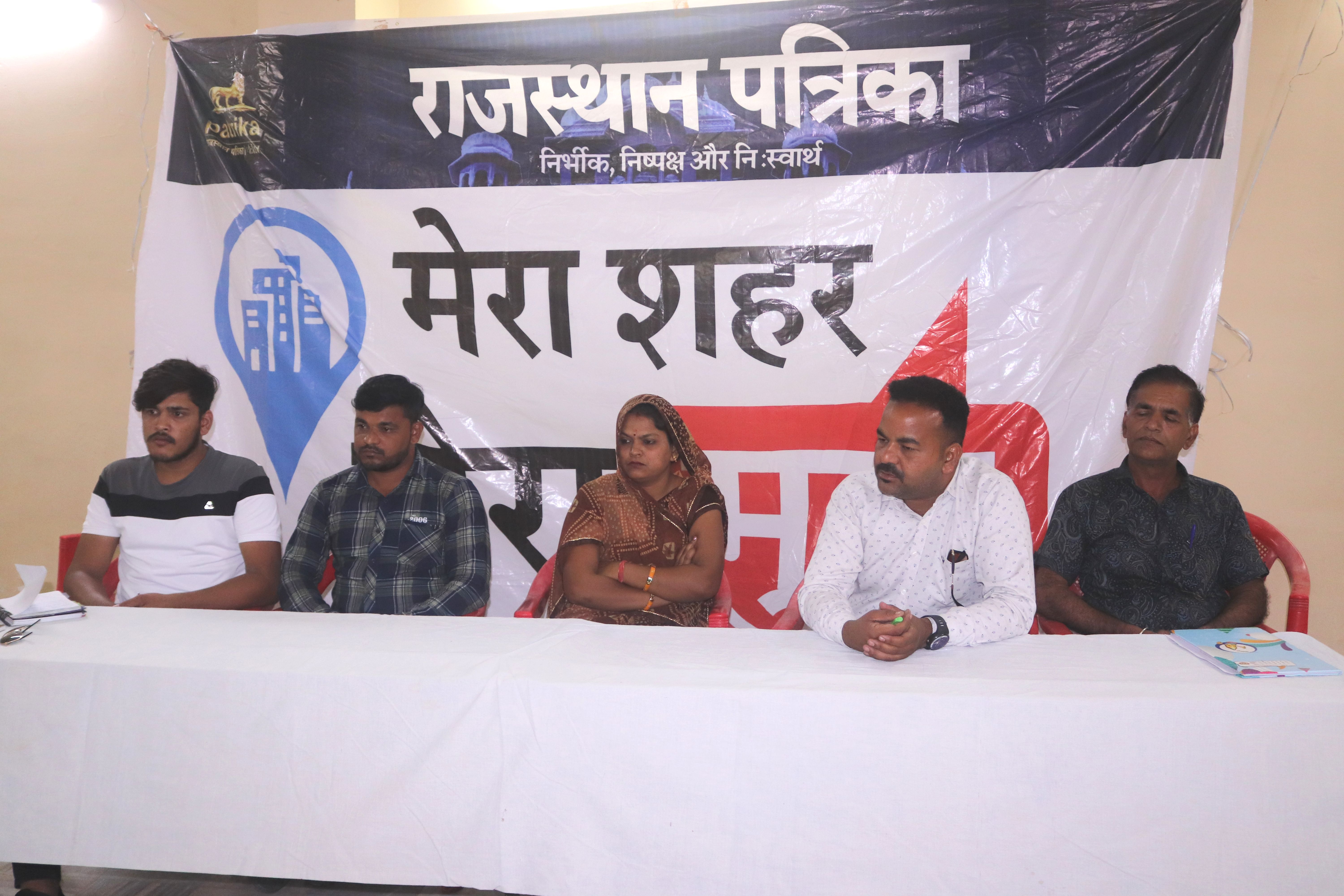 पानी का प्रेशर कम, बिजली के तारों का जाल, आवारा पशुओं का जमघट