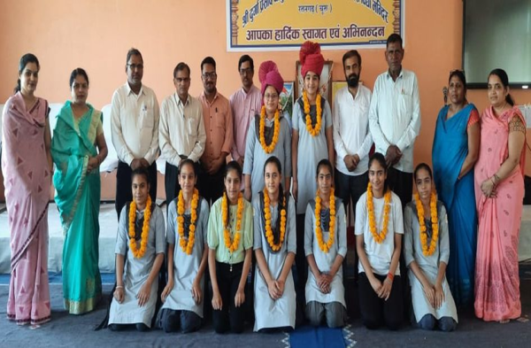 Photo Gallery: -  मेहनत रंग लाई- सम्मान पाकर खिल उठे छात्र-छात्राओं के चेहरे