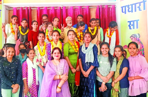 Photo Gallery: -  मेहनत रंग लाई- सम्मान पाकर खिल उठे छात्र-छात्राओं के चेहरे