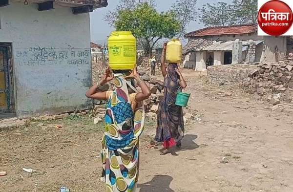 दूर दराज से पानी लाने को मजबूर गोपीपुर गांव की महिलाएं