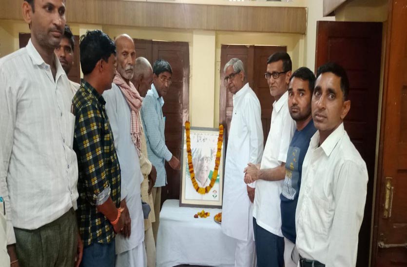 पूर्व प्रधानमंत्री राजीव गांधी पुण्यतिथि पर दी श्रद्धांजलि