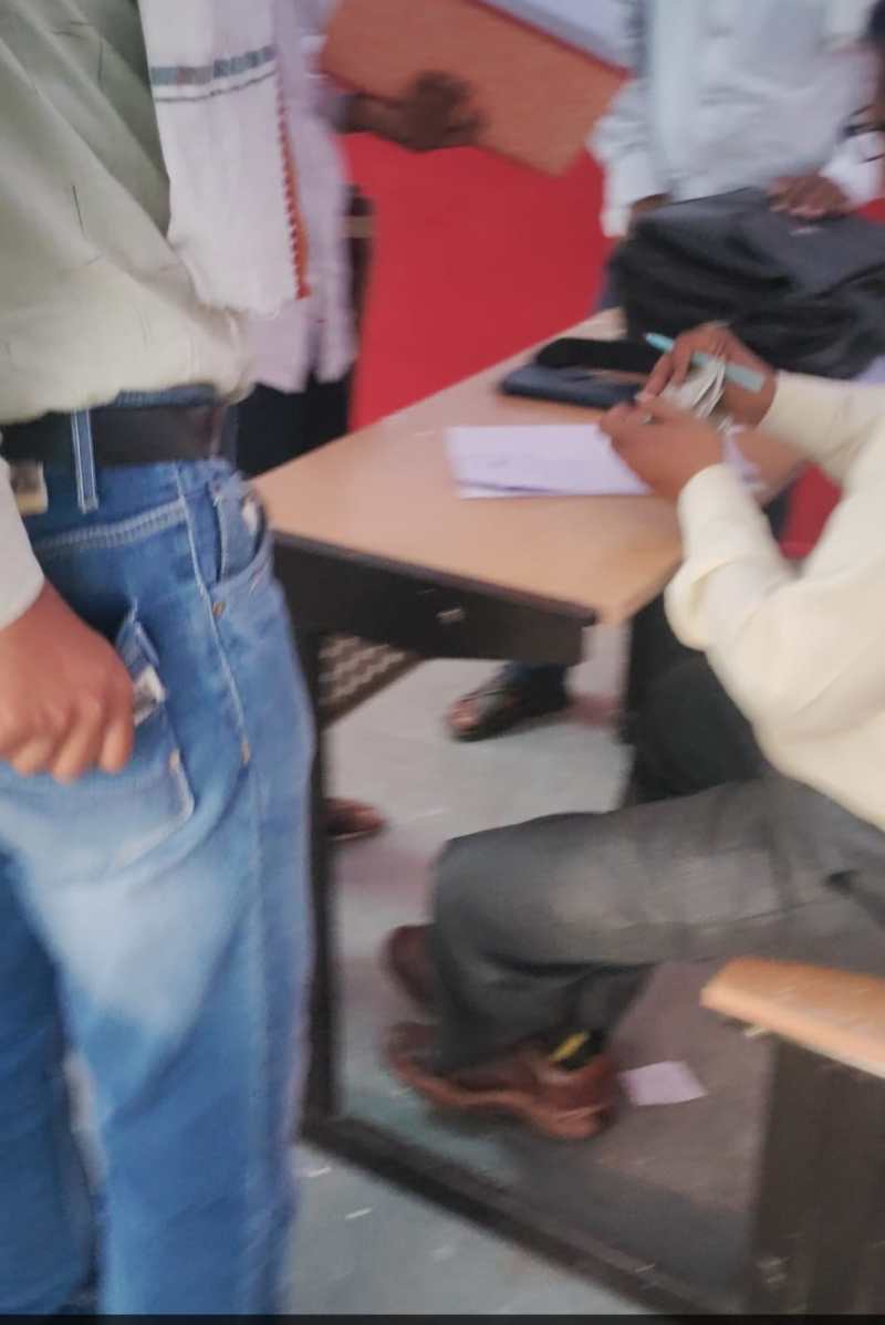 स्कूलों की ऑडिट के नाम पर खुलेआम वसूली, देखें वीडियो