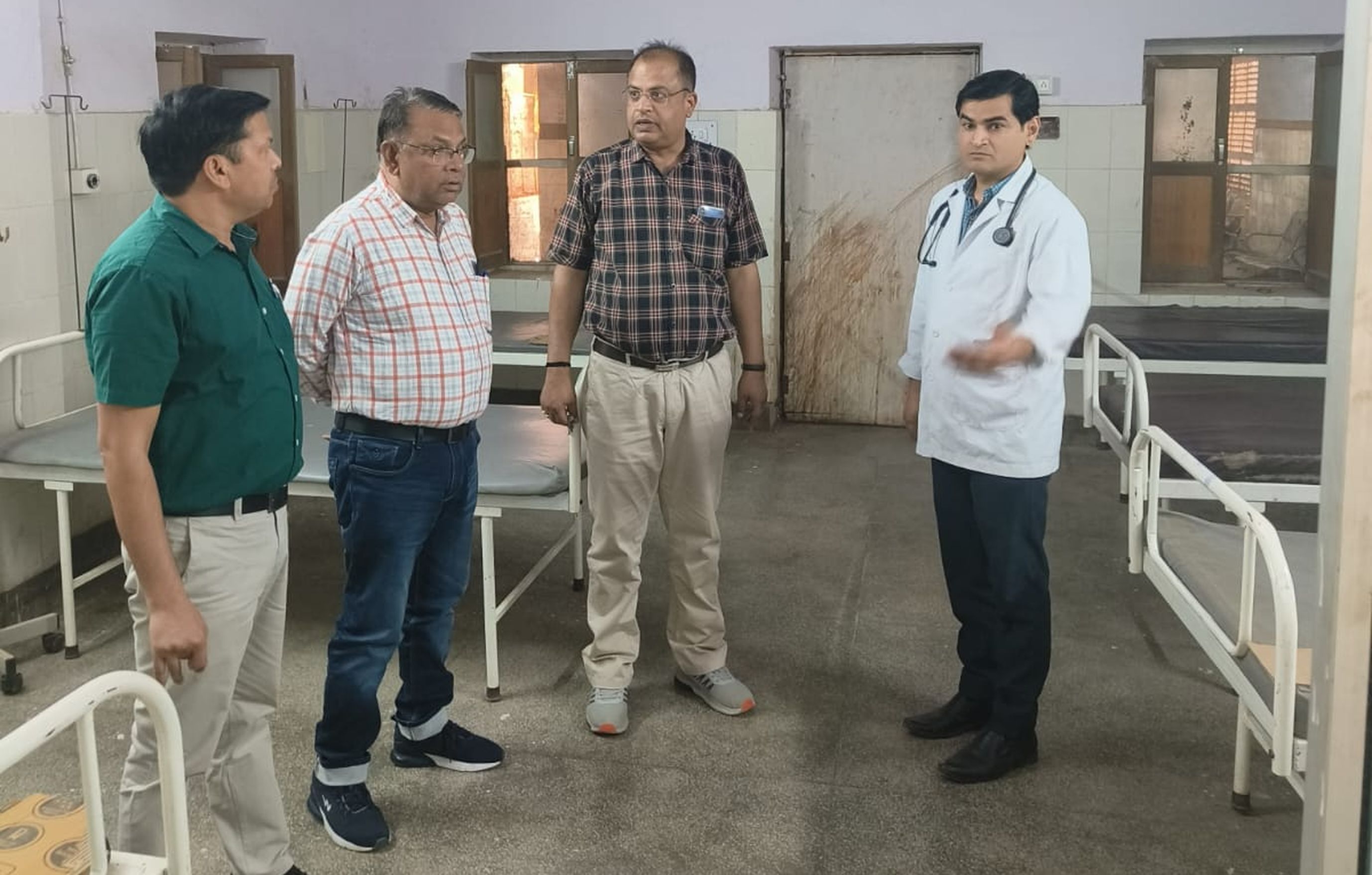 अचानक अस्पताल पहुंचे सीएमएचओ, किया निरीक्षण