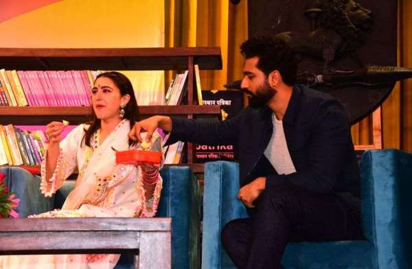 Sara Ali Khan and Vicky Kaushal come to Pinkcity, dance on 'Tere Vaaste'