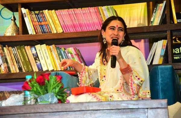 Sara Ali Khan and Vicky Kaushal come to Pinkcity, dance on 'Tere Vaaste'