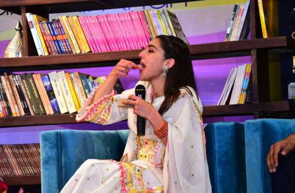 Sara Ali Khan and Vicky Kaushal come to Pinkcity, dance on 'Tere Vaaste'