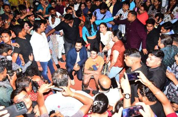 Sara Ali Khan and Vicky Kaushal come to Pinkcity, dance on 'Tere Vaaste'