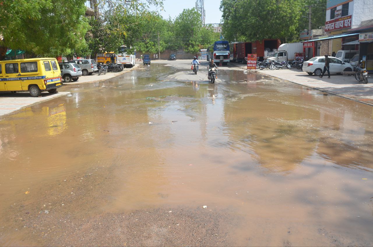 drinking water : 53 दिन में 146 जगह टूटी पेयजल लाइन...व्यर्थ बहा पानी