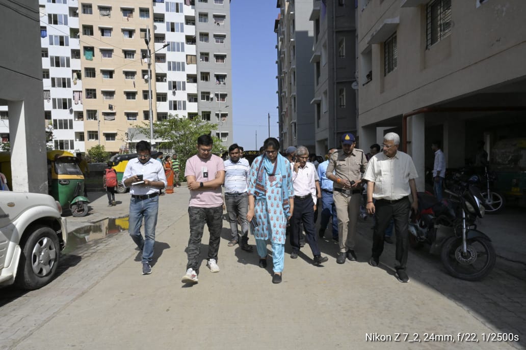 प्रधानमंत्री आवास योजना की बिल्डिंग का निरीक्षण करने पहुंची निगमायुक्त हर्षिका सिंह