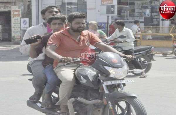 PICS : हेलमेट से परहेज... हम तो ऐसे ही दौड़ाएंगे बाइक...