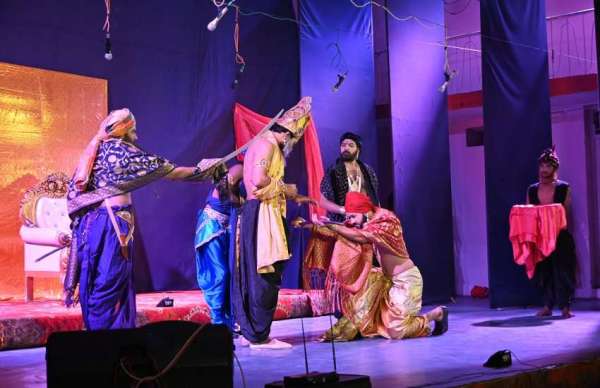 कथा एक कंस की नाटक का मंचन, देखे फोटोज