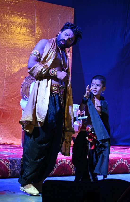 कथा एक कंस की नाटक का मंचन, देखे फोटोज