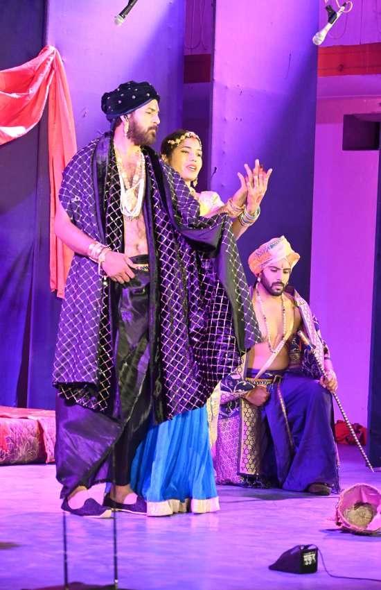 कथा एक कंस की नाटक का मंचन, देखे फोटोज