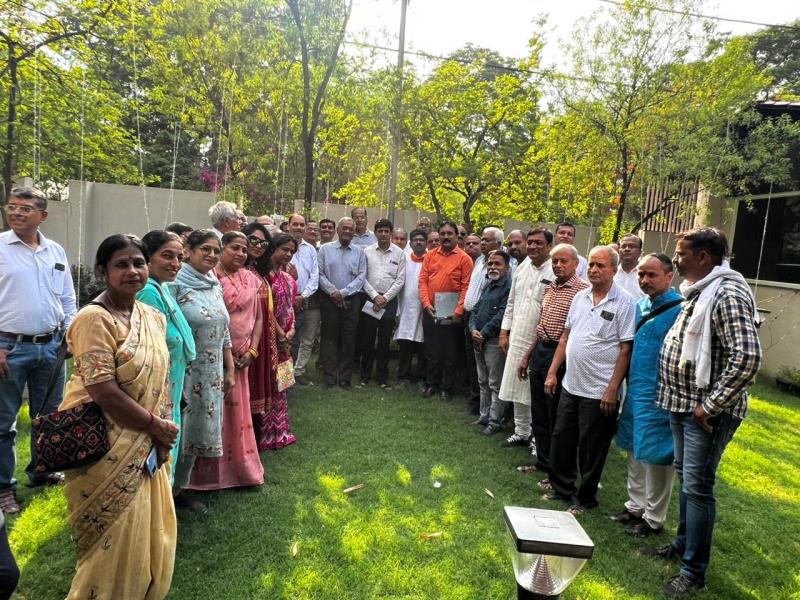 तुलसी नगर के रहवासी महापौर पुष्यमित्र भार्गव से मुलाकात करते हुए