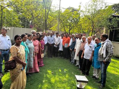 तुलसी नगर के रहवासी महापौर पुष्यमित्र भार्गव से मुलाकात करते हुए