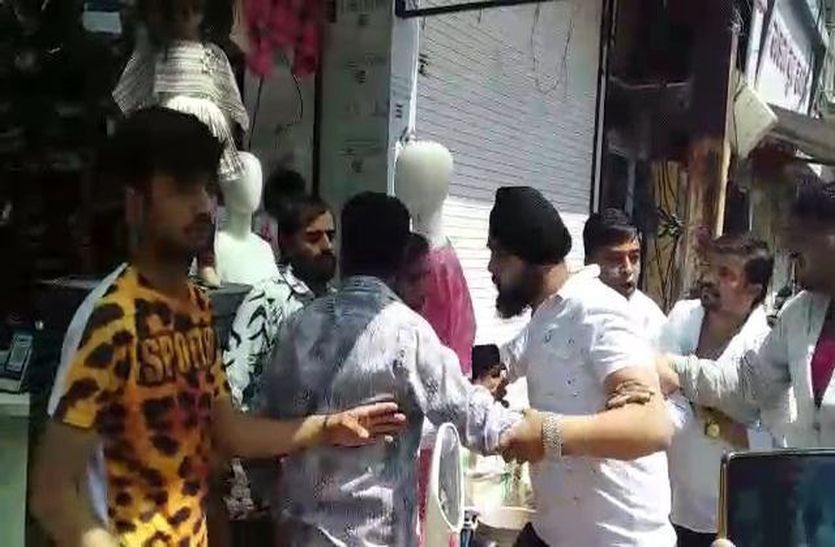 Indore News : राजबाड़ा पर कार्रवाई, दुकानदारों और निगमकर्मियों में विवाद