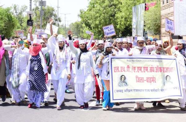 एलएचवी व एएनएम ने रैली निकाल किया प्रदर्शन