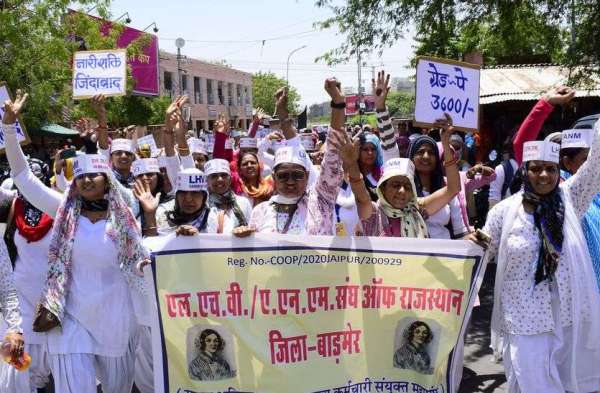 एलएचवी व एएनएम ने रैली निकाल किया प्रदर्शन