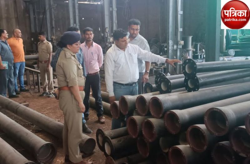 Chitrakoot News: कानपुर देहात पाइप फैक्ट्री में जाकर पाइप की जांच करती सीओ चित्रकूट