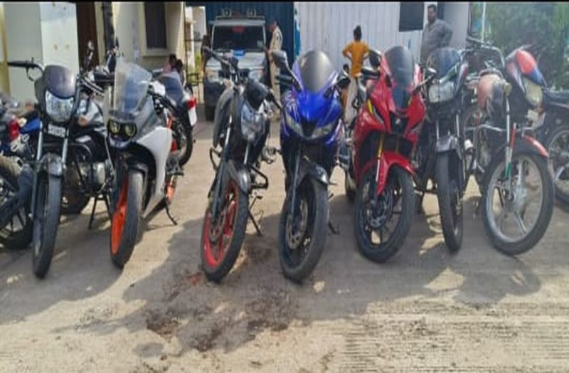 बाइक चोरी कर सोशल मीडिया पर लौटाने के लिए मांगे 15 हजार, गर्लफ्रेेंड के खाते में डलवाए पैसे