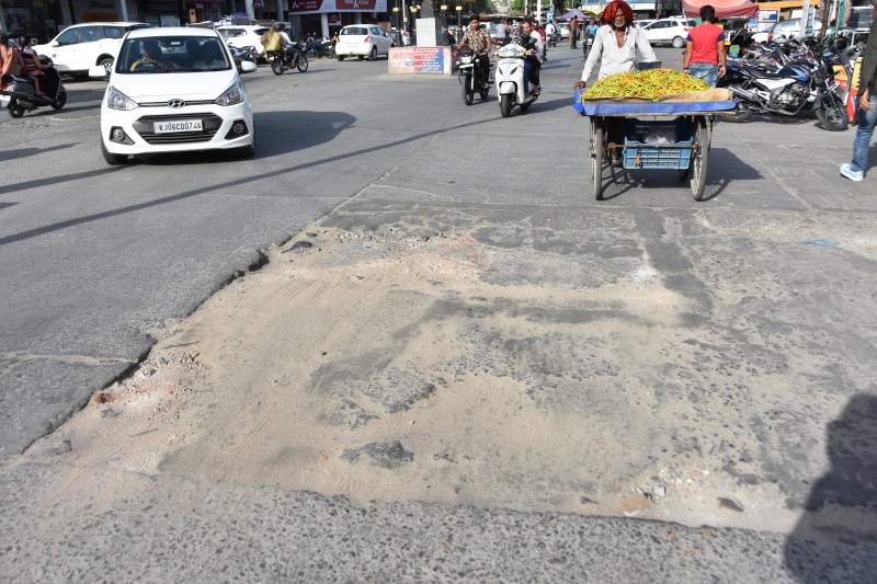 घटिया निर्माण का दंश झेल रहा भीलवाड़ा का पुर रोड