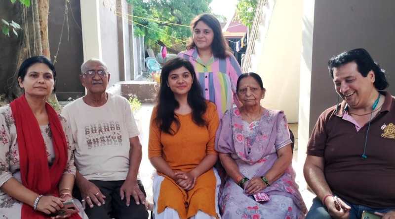 अपने परिवार के साथ वैष्णवी पाल