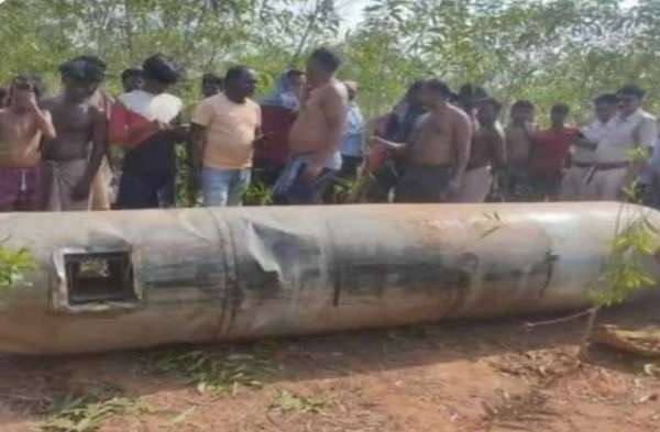 ग्रामीणों ने आसमान से किसी बड़ी वस्तु को नीचे आते देखा। वस्तु आसमान से जंगल में जा गिरी। ग्रामीण जंगल की ओर भागे। वहां उन्होंने धातु से बना लंबा आकार का टैंक जैसे वस्तु को गिरा हुआ देखा।