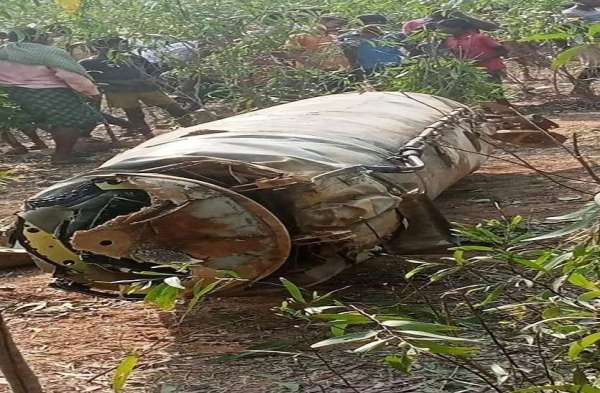 घटना की सूचना पाकर पुलिस इलाके में पहुंची। प्राथमिक जांच के बाद पुलिस को प्रतीत हुआ कि टैंक किसी विमान का है। उन्होंने कलाइकुंडा वायु सेना के अधिकारियों से संपर्क किया और आसमान से गिरी वस्तु की तस्वीर भी भेजी।