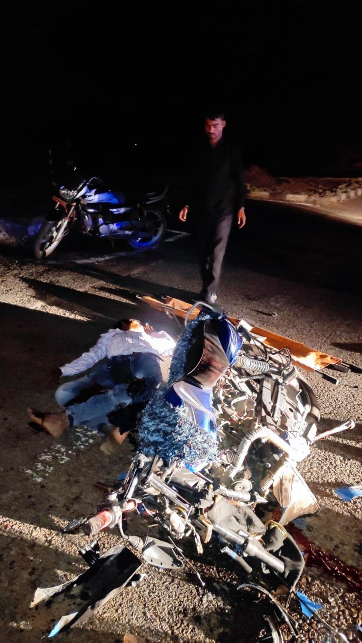 अज्ञात वाहन की टक्कर से बाइक सवार लोगों में से दो की मौत, एक गंभीर घायल