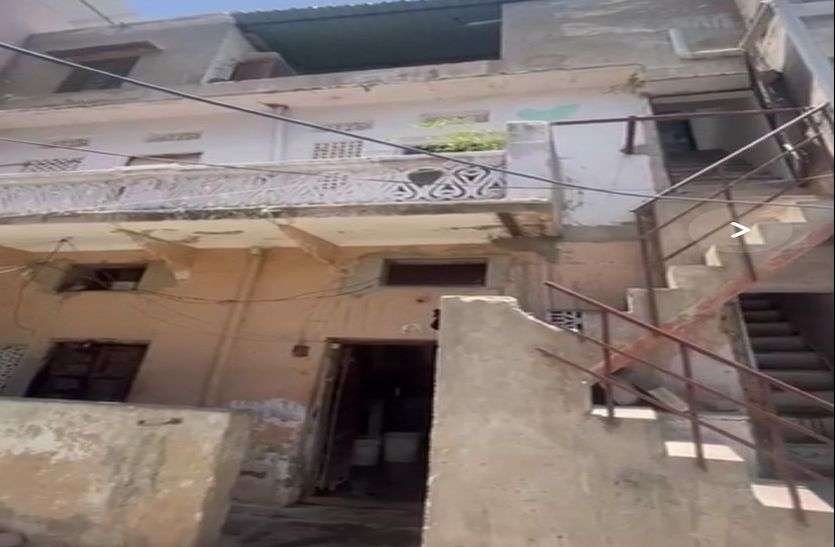 देखें वीडियो...बंद कमरे में मिला महिला का शव, किरायदार पर हत्या का संदेह