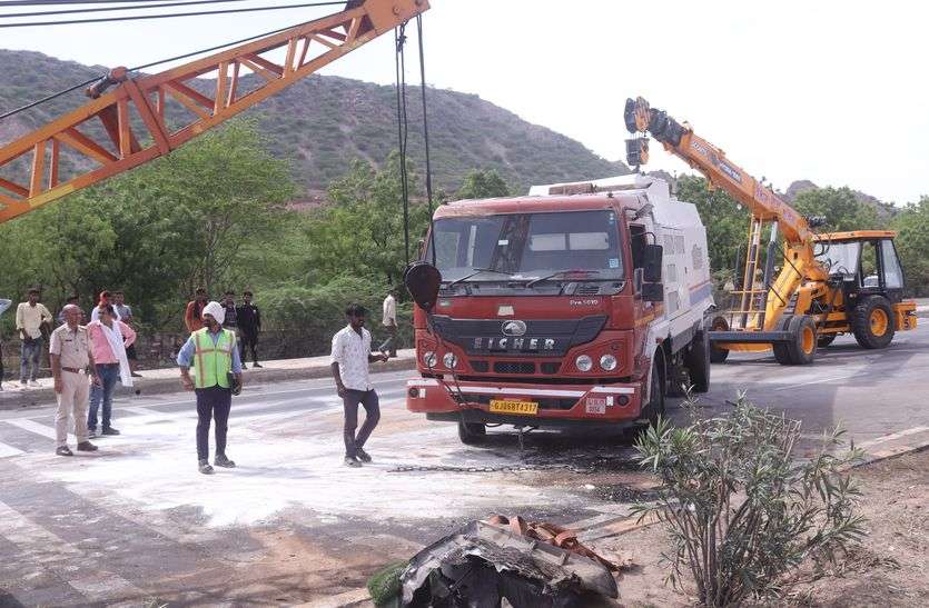 देखें वीडियो...स्वीपिंग मशीन से टकराया ट्रेलर, चालक जख्मी
