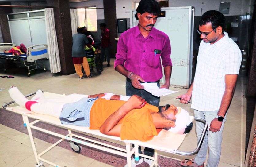 देखें वीडियो...स्वीपिंग मशीन से टकराया ट्रेलर, चालक जख्मी