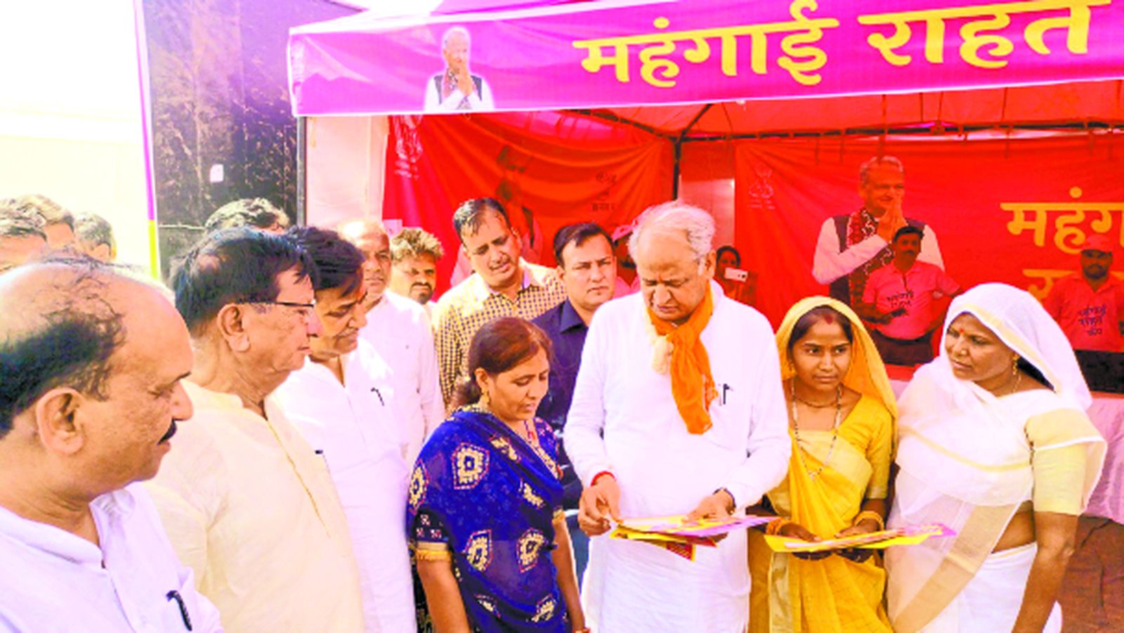 आदिवासी क्षेत्र में शिक्षा से जीवन स्तर में बदलाव हुआ: गहलोत