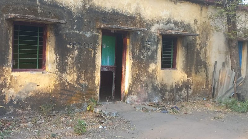 इटारसी - 80 फीसदी आवास जर्जर, खिड़की-दरवाजे ले गए चोर