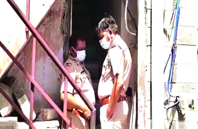 देखें वीडियो...बंद कमरे में मिला महिला का शव, किरायदार पर हत्या का संदेह