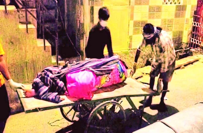 देखें वीडियो...बंद कमरे में मिला महिला का शव, किरायदार पर हत्या का संदेह