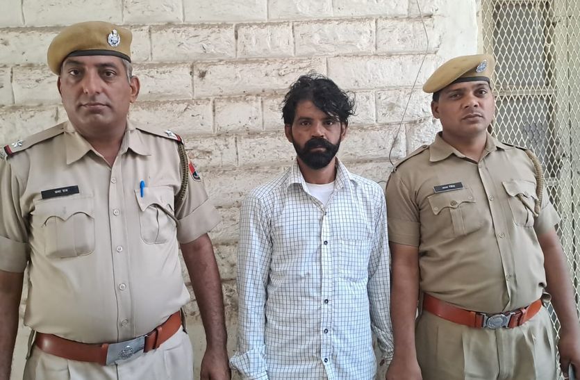 देखें वीडियो...प्रेमिका के लिए रिटायर्ड पुलिस अफसर के घर में की चोरी