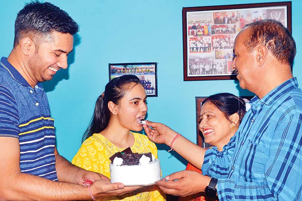 Aishwarya Dubey of Agra clear UPSC gift on her birthday