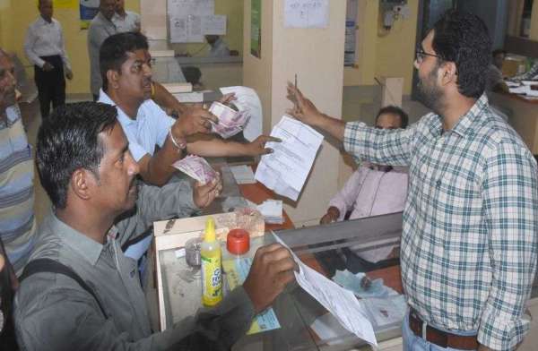 दो हजार रुपए के नोटों को बदलवाने पहुंचे लोग, देखें फोटो