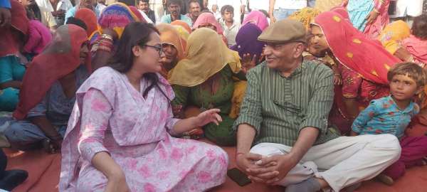 संवाद करती जिला कलक्टर टीना डाबी।