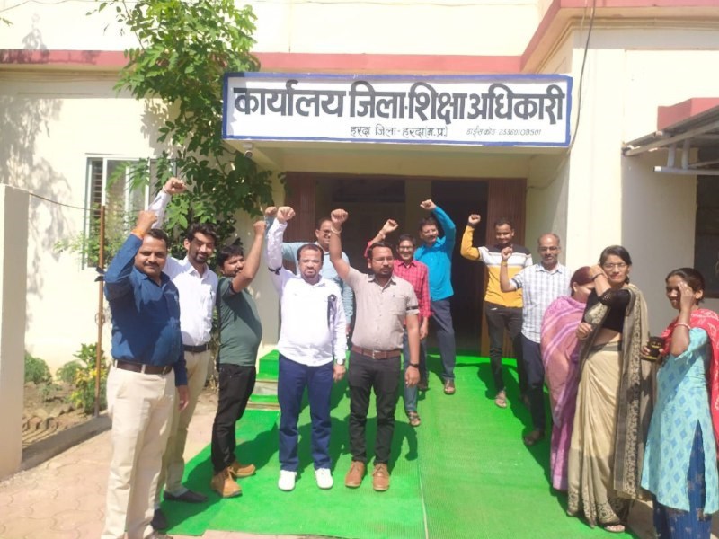 कर्मचारियों ने काली पट्टी बांधकर सरकार के खिलाफ किया प्रदर्शन