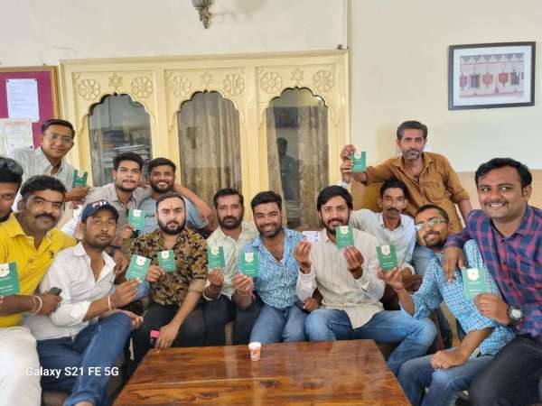 लाइसेंस मिलने से उत्साहित युवा